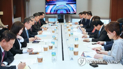 20일 대한상공회의소 회의실에서 이인호 산업통상자원부 차관(왼쪽 네번째) 등이 참석한 가운데 2018년 코리아세일페스타 추진방향 전문가 회의가 열리고 있다. <연합뉴스>